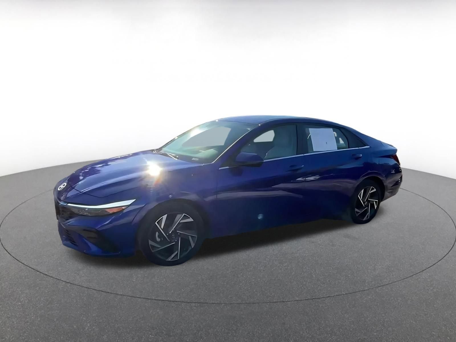 Used 2025 Hyundai Elantra Limited image 4