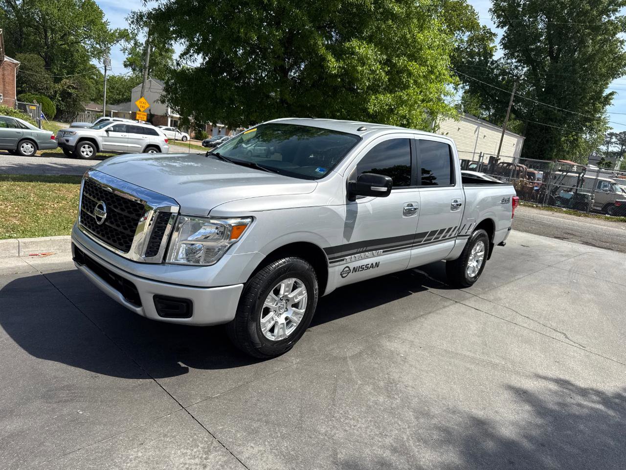 Used 2019 Nissan Titan SV AWD/4WD image 2