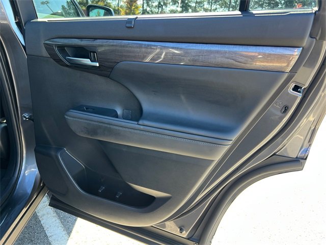 Used 2024 Toyota Highlander Platinum image 16