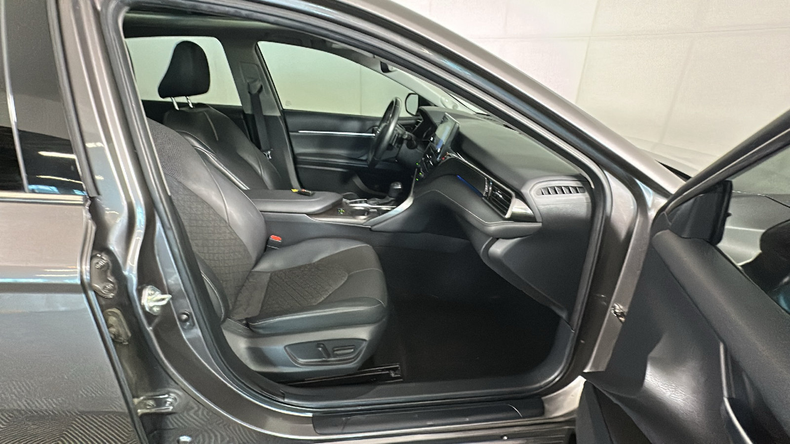 Used 2022 Toyota Camry XSE w/ Navigation Package FWD image 36