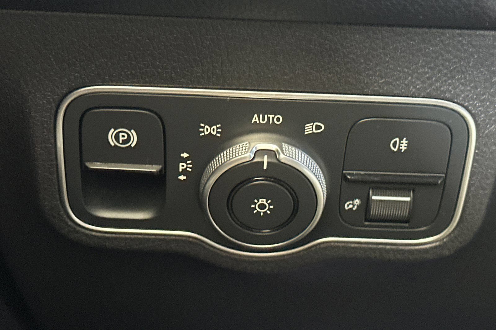 Used 2023 Mercedes-Benz EQB 300 4MATIC w/ Exclusive Package image 37