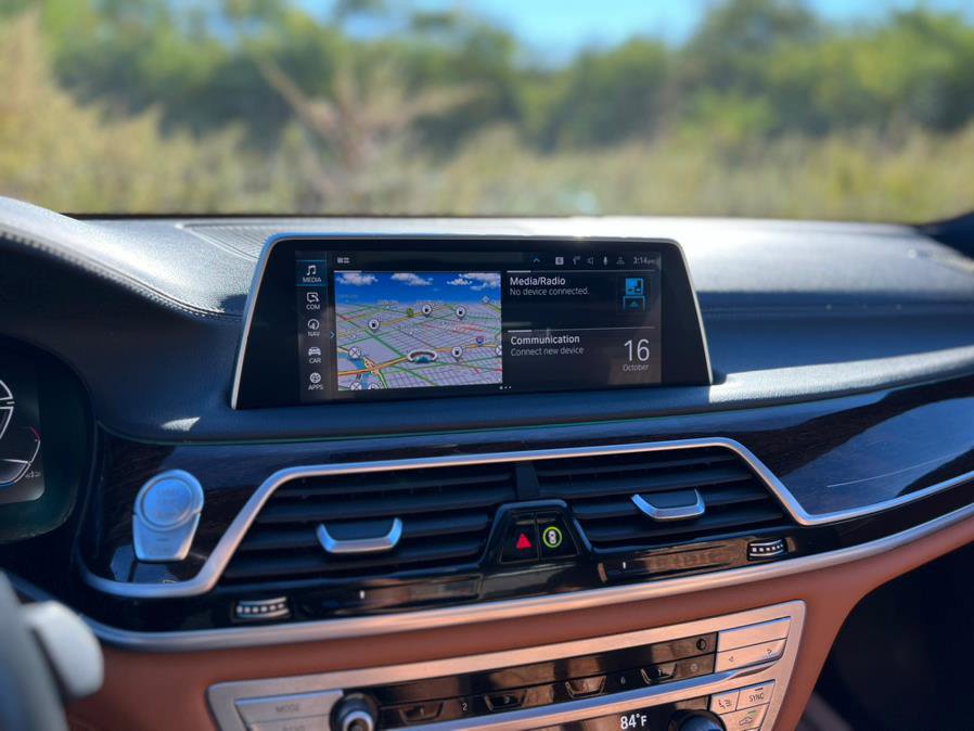 Used 2022 BMW 750i xDrive w/ M Sport Package image 23