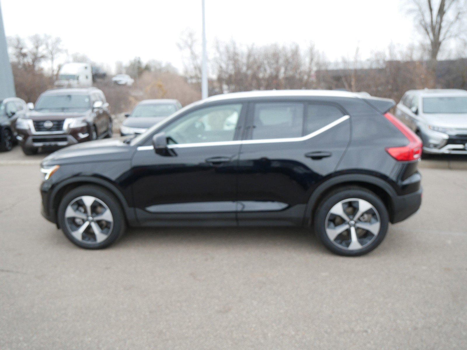 Certified 2025 Volvo XC40 B5 Plus image 4