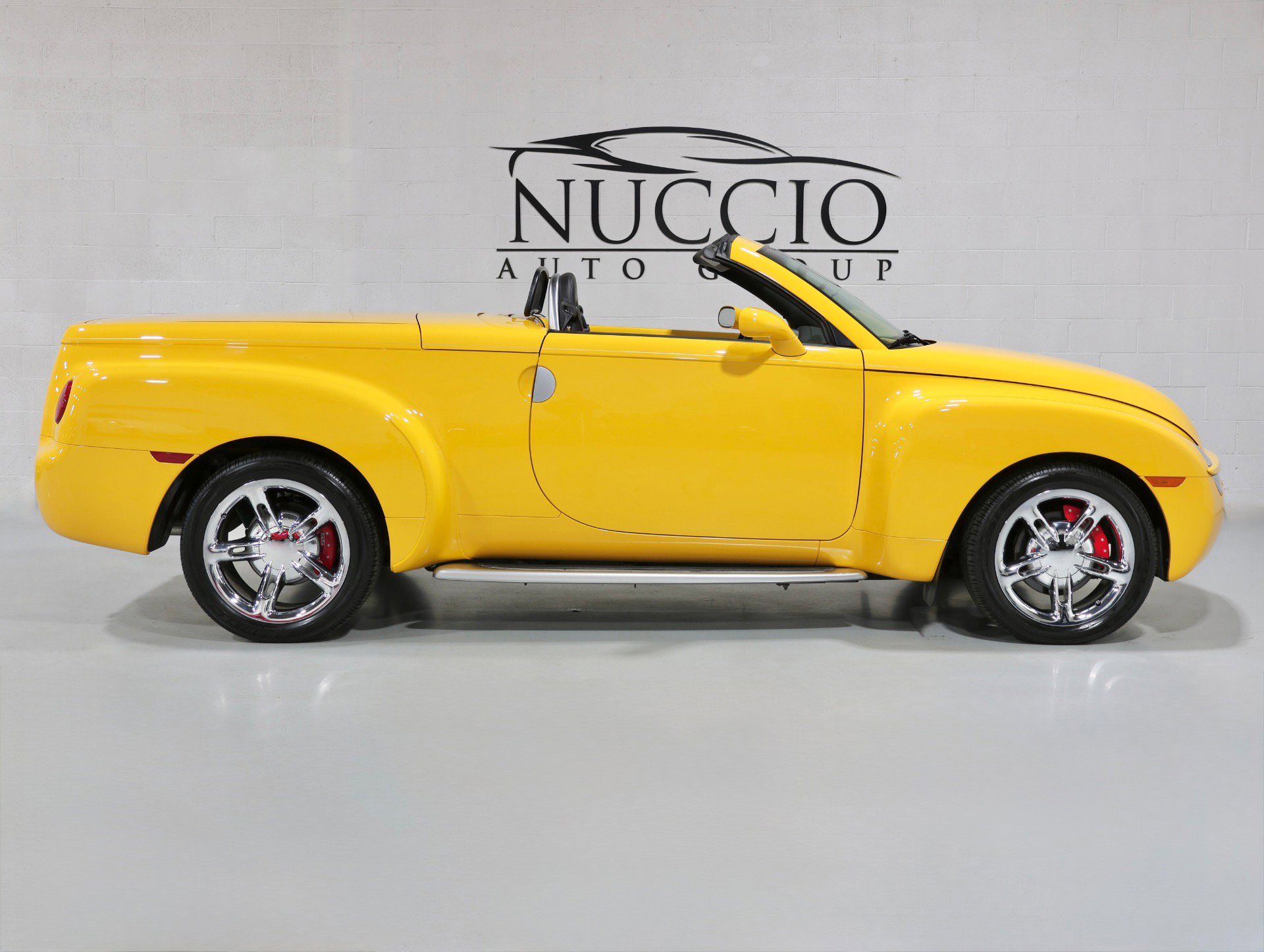 Used 2005 Chevrolet SSR 6 Speed Manual - Only 12K Mile w/ Preferred Equipment Group image 27