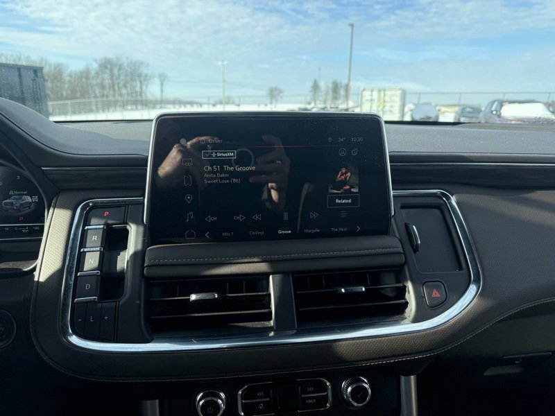 Used 2024 GMC Yukon SLT w/ SLT Premium Package image 13