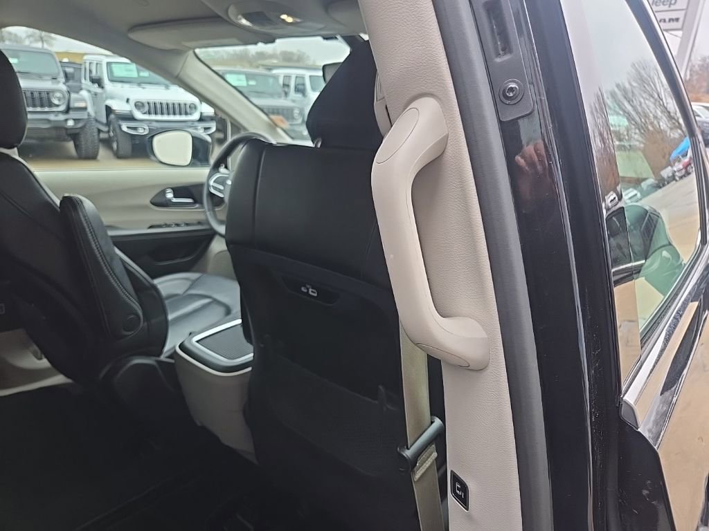 Used 2024 Chrysler Pacifica Touring-L image 71