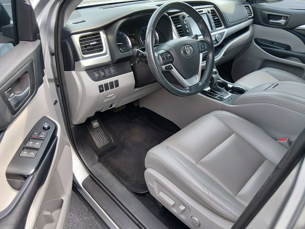 Used 2019 Toyota Highlander XLE FWD image 10
