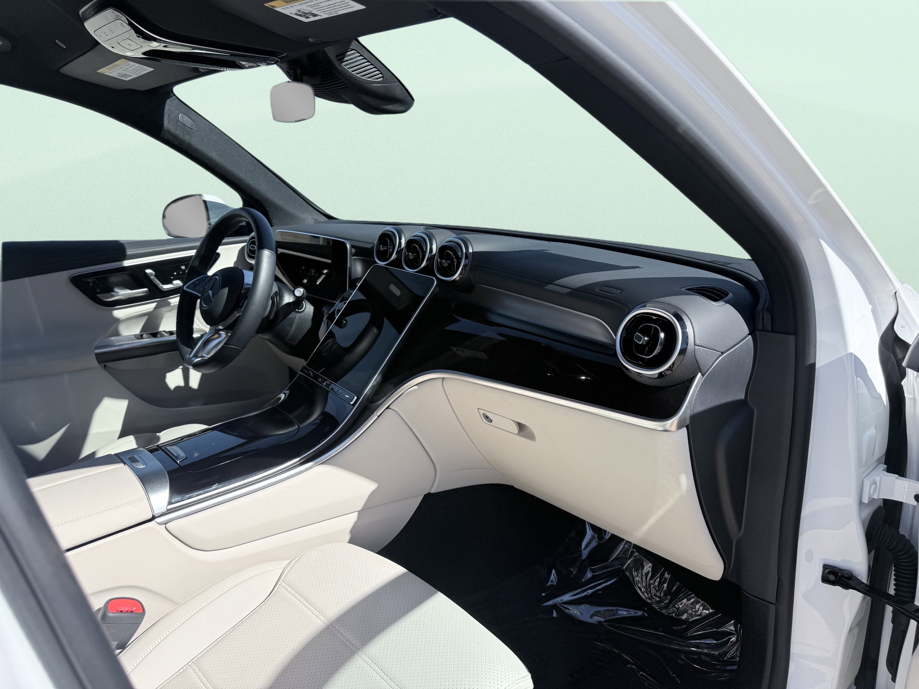 Used 2025 Mercedes-Benz GLC 300 4MATIC image 49