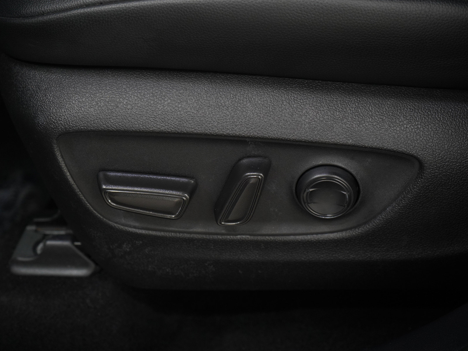 Used 2020 Toyota Highlander XLE AWD/4WD image 25