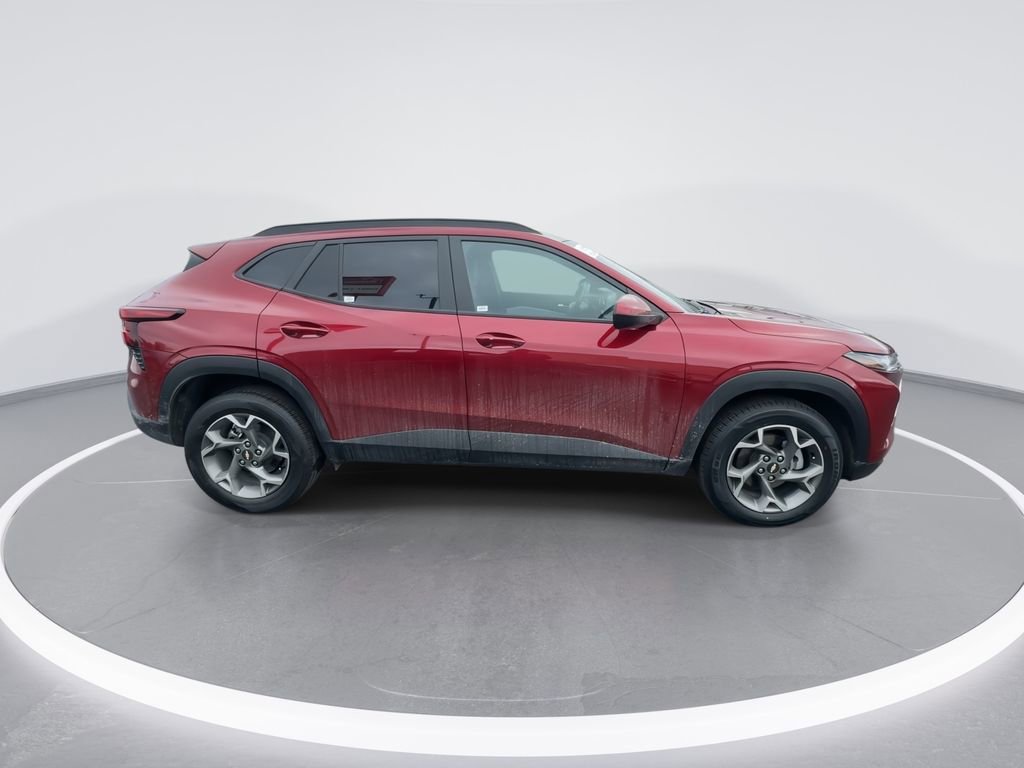 Used 2025 Chevrolet Trax LT w/ LT Convenience Package image 9