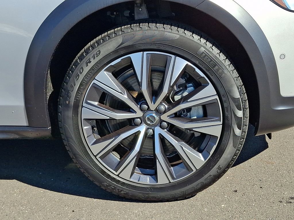 Used 2025 Volvo V90 B6 Cross Country Plus w/ Protection Package Premier image 8