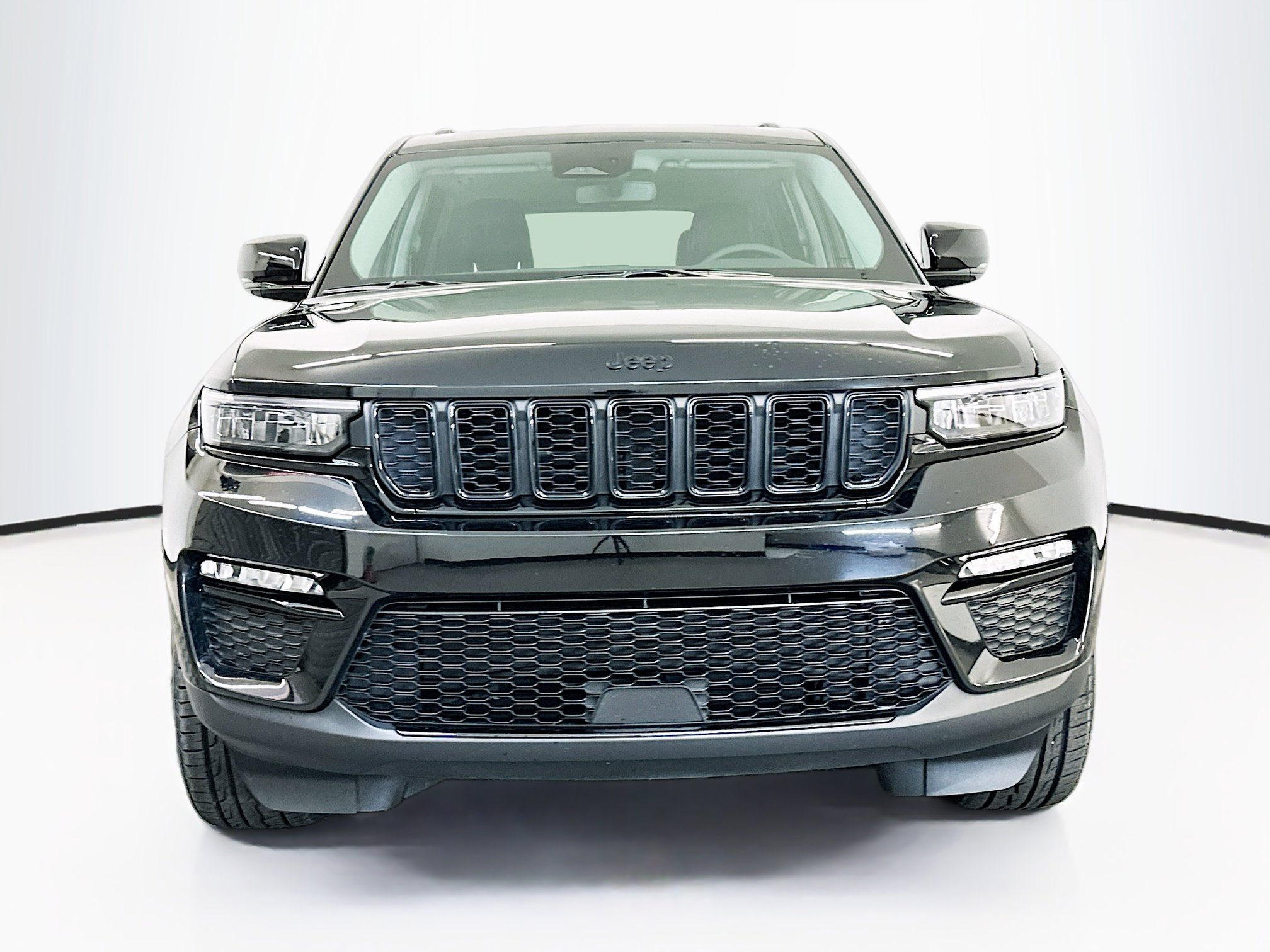 Used 2023 Jeep Grand Cherokee Limited w/ Black Appearance Package image 2