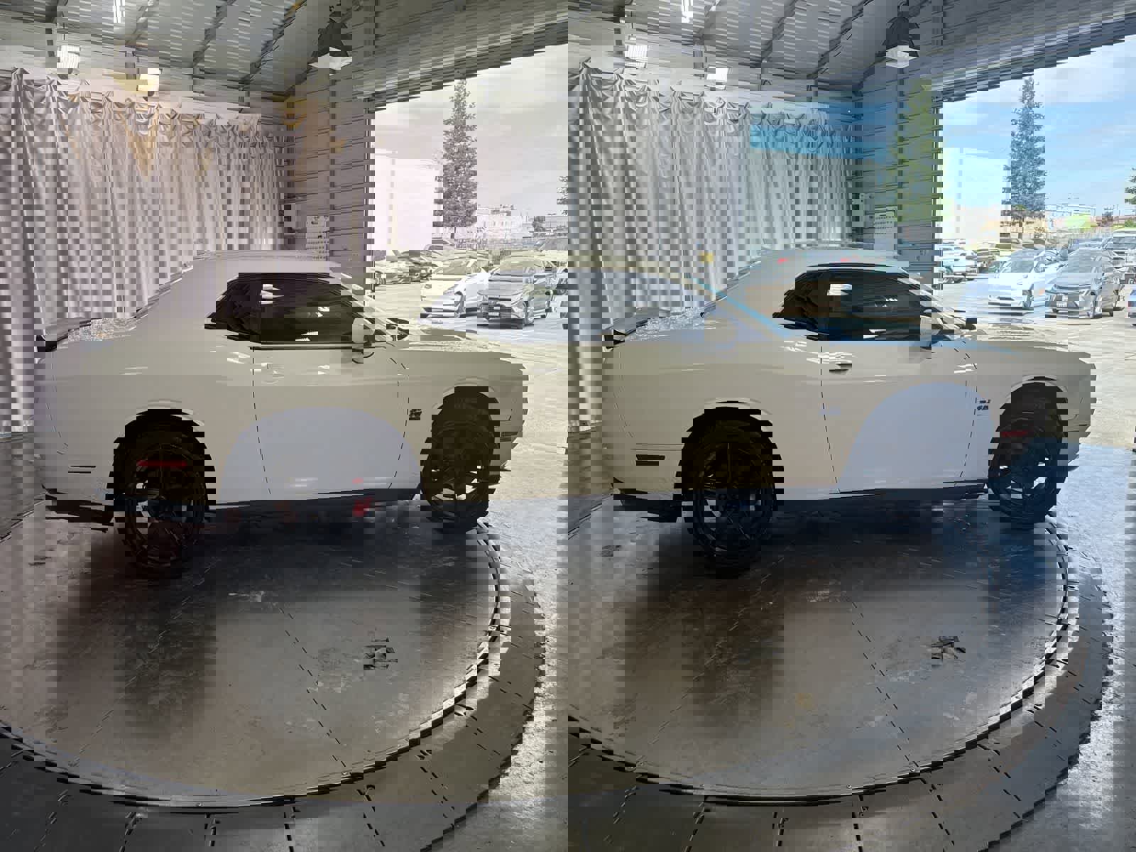 Used 2016 Dodge Challenger R/T w/ Driver Convenience Group RWD image 4