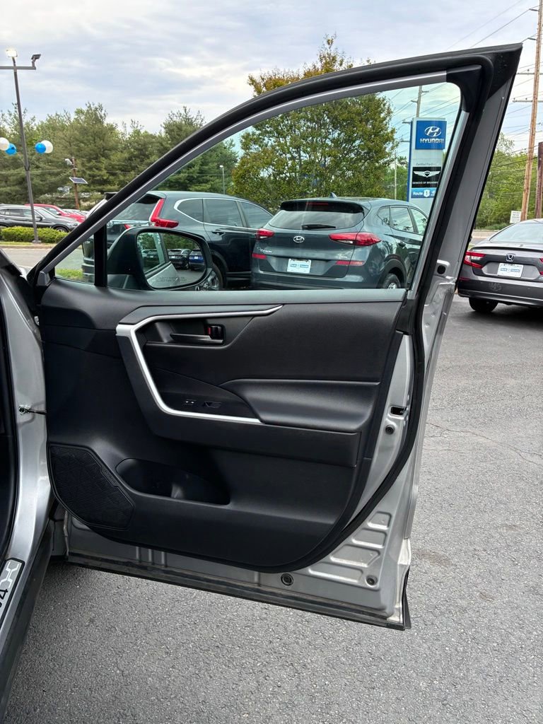 Used 2021 Toyota RAV4 LE AWD/4WD image 47