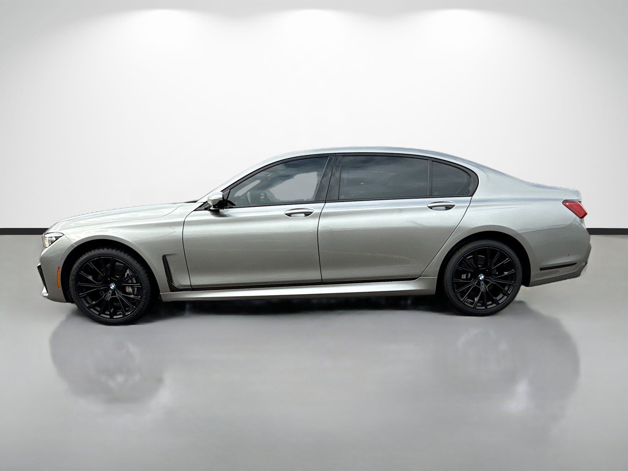 Used 2020 BMW 740i w/ M Sport Package image 6