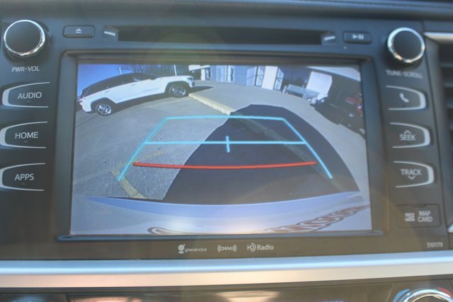 Used 2018 Toyota Highlander SE image 19