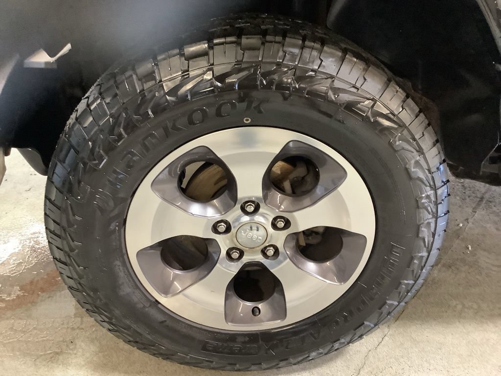 Certified 2018 Jeep Wrangler Sahara w/ Connectivity Group AWD/4WD image 8