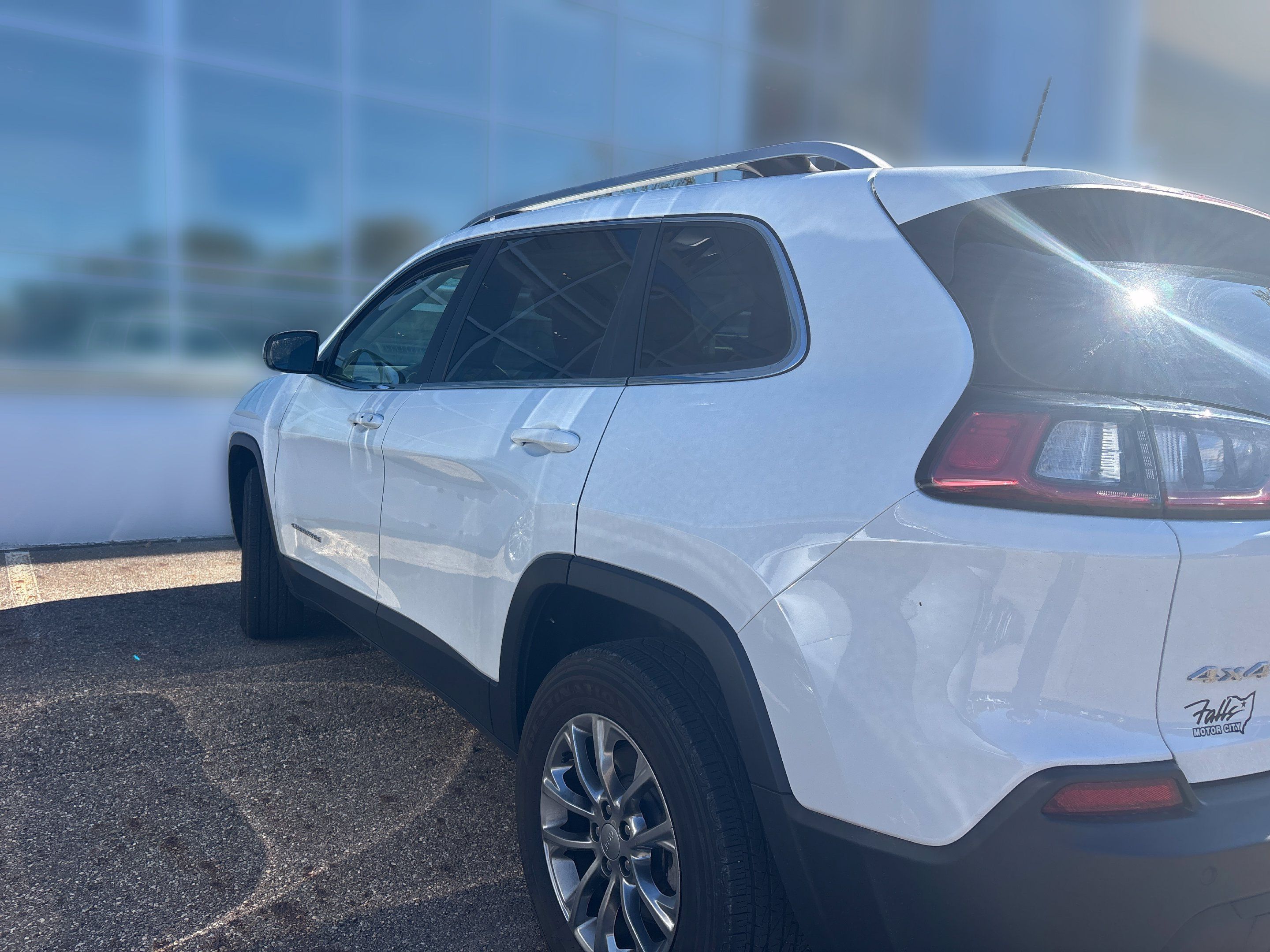Used 2021 Jeep Cherokee Latitude Lux w/ Sun & Sound Group AWD/4WD image 4