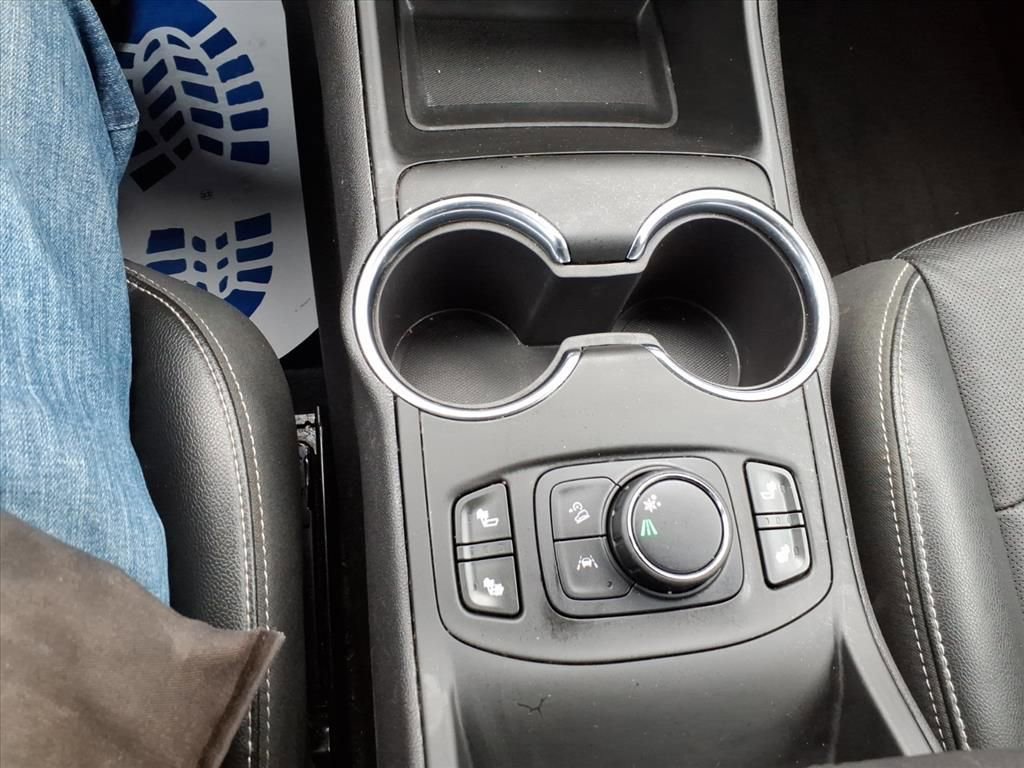 Used 2024 GMC Terrain SLT image 15