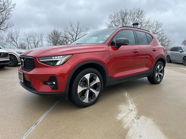 Certified 2023 Volvo XC40 B5 Plus w/ Climate Package image 4
