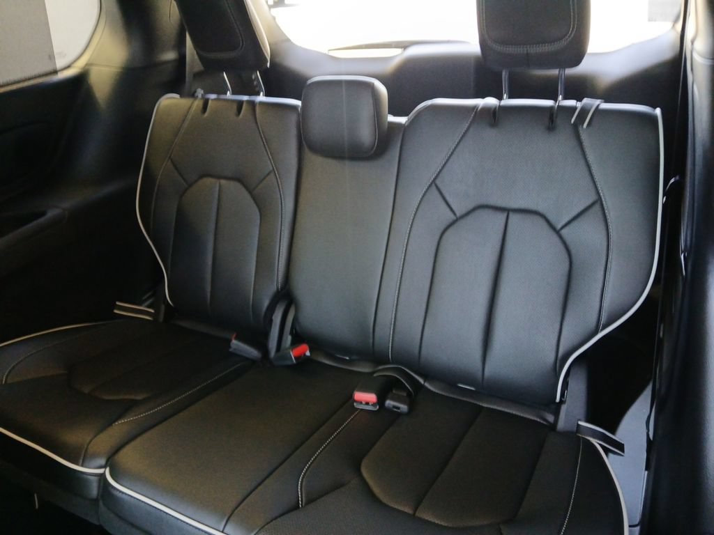 New 2027 Chrysler Pacifica Limited FWD image 5