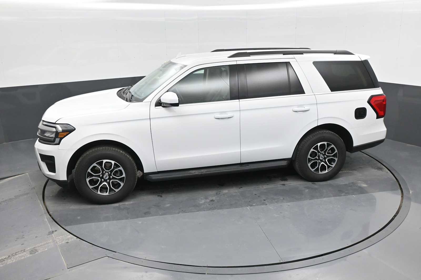 Used 2024 Ford Expedition XLT image 24