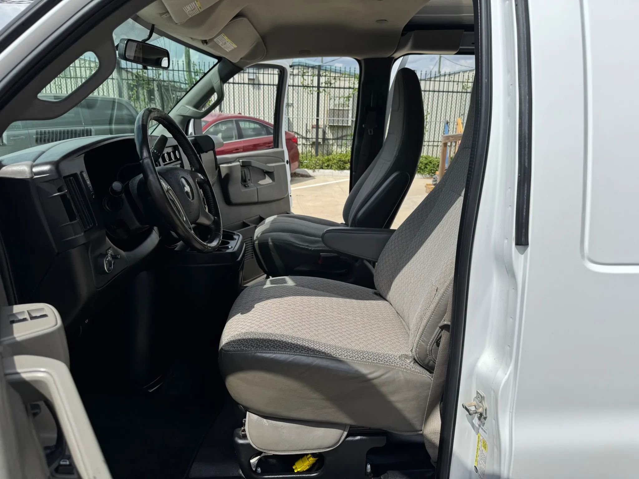 Used 2016 Chevrolet Express 3500 Extended image 23