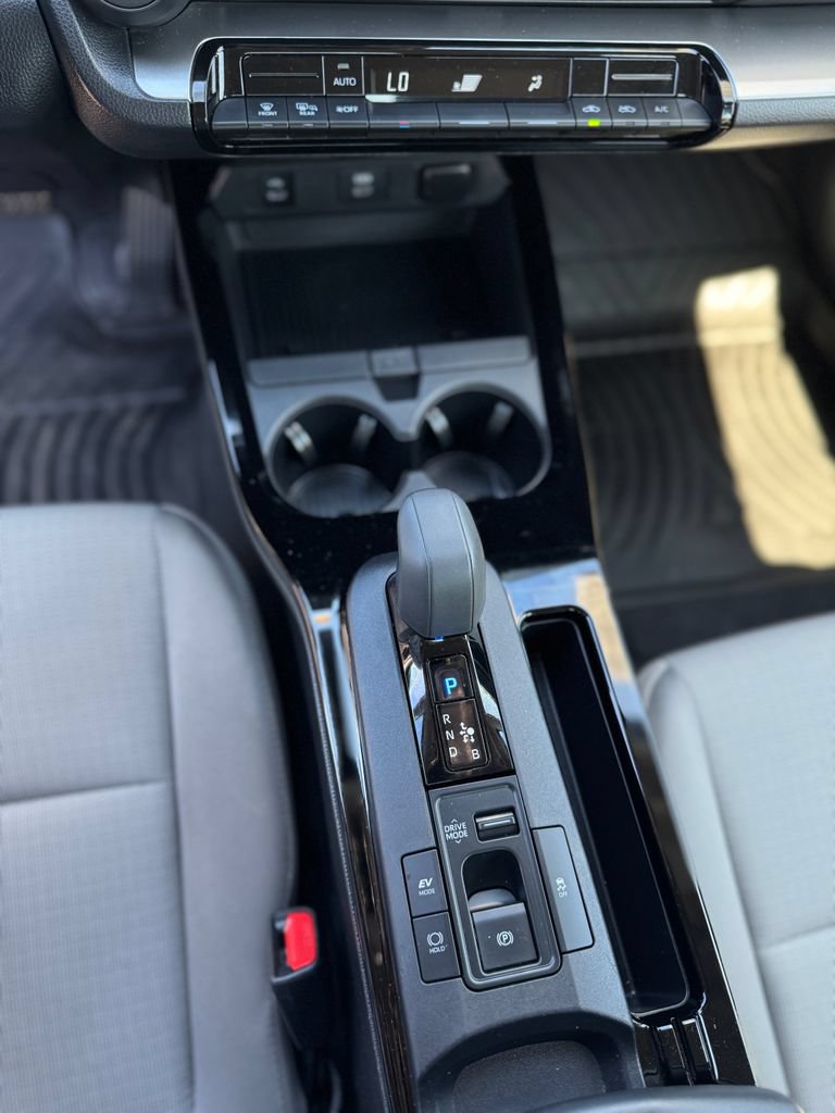 Used 2025 Toyota Prius LE AWD/4WD image 19