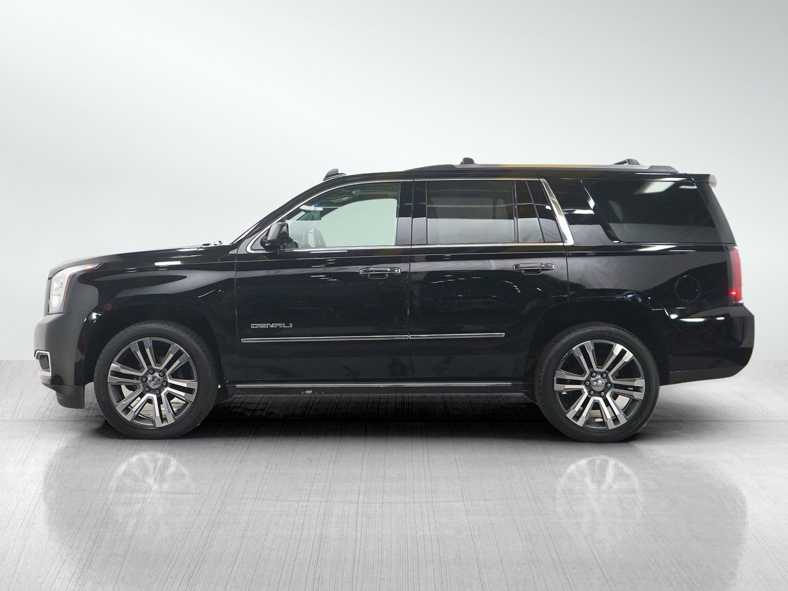 Used 2018 GMC Yukon Denali AWD/4WD image 2