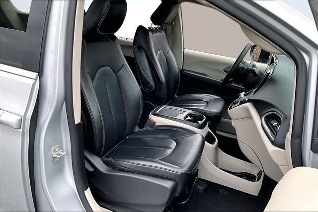 Used 2023 Chrysler Pacifica Touring-L image 26