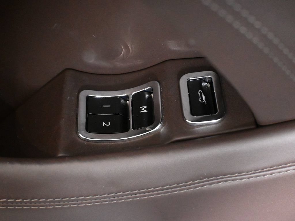 Used 2022 Bentley Bentayga AWD/4WD image 33