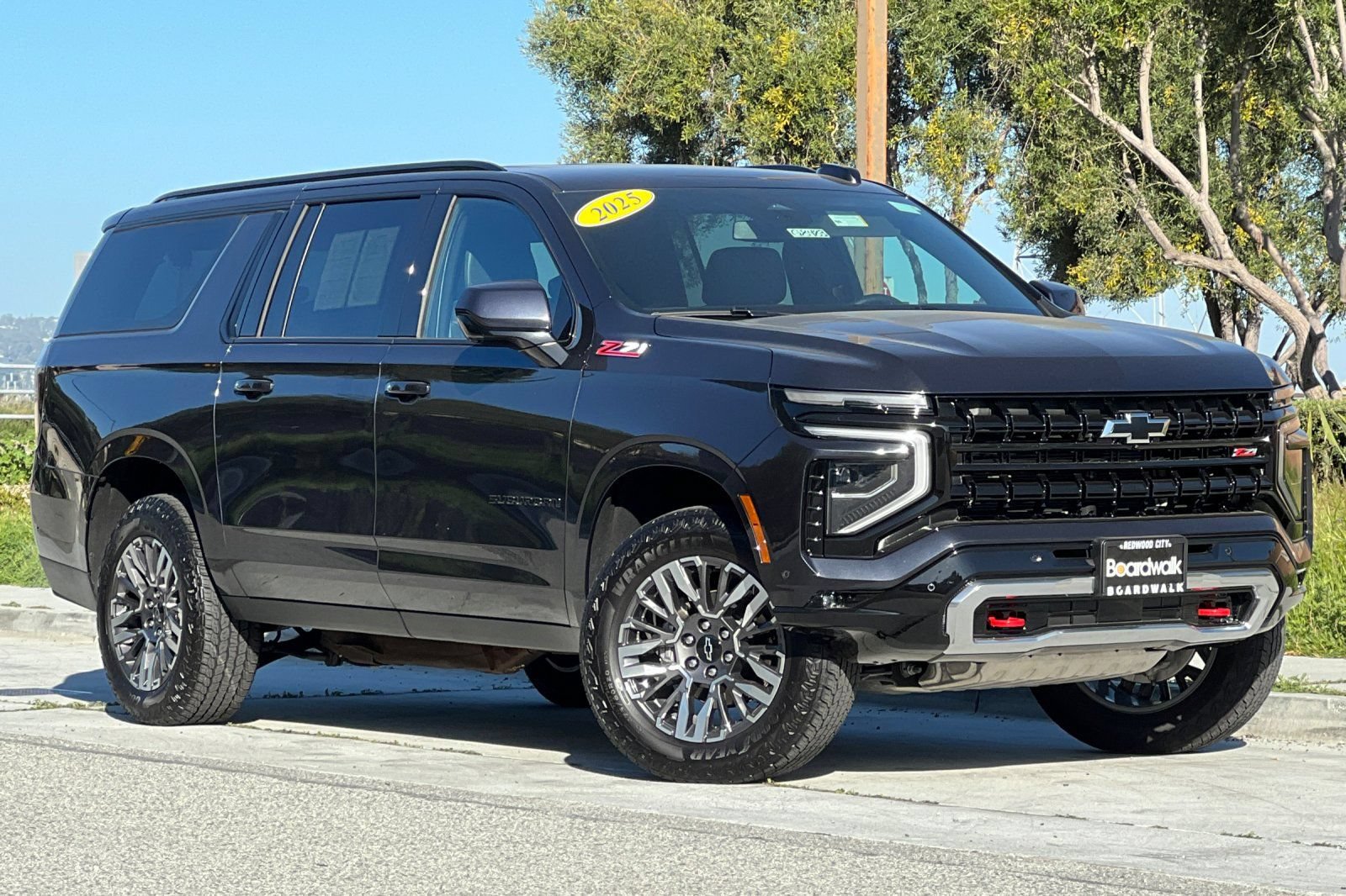 Used 2025 Chevrolet Suburban Z71 AWD/4WD image 2