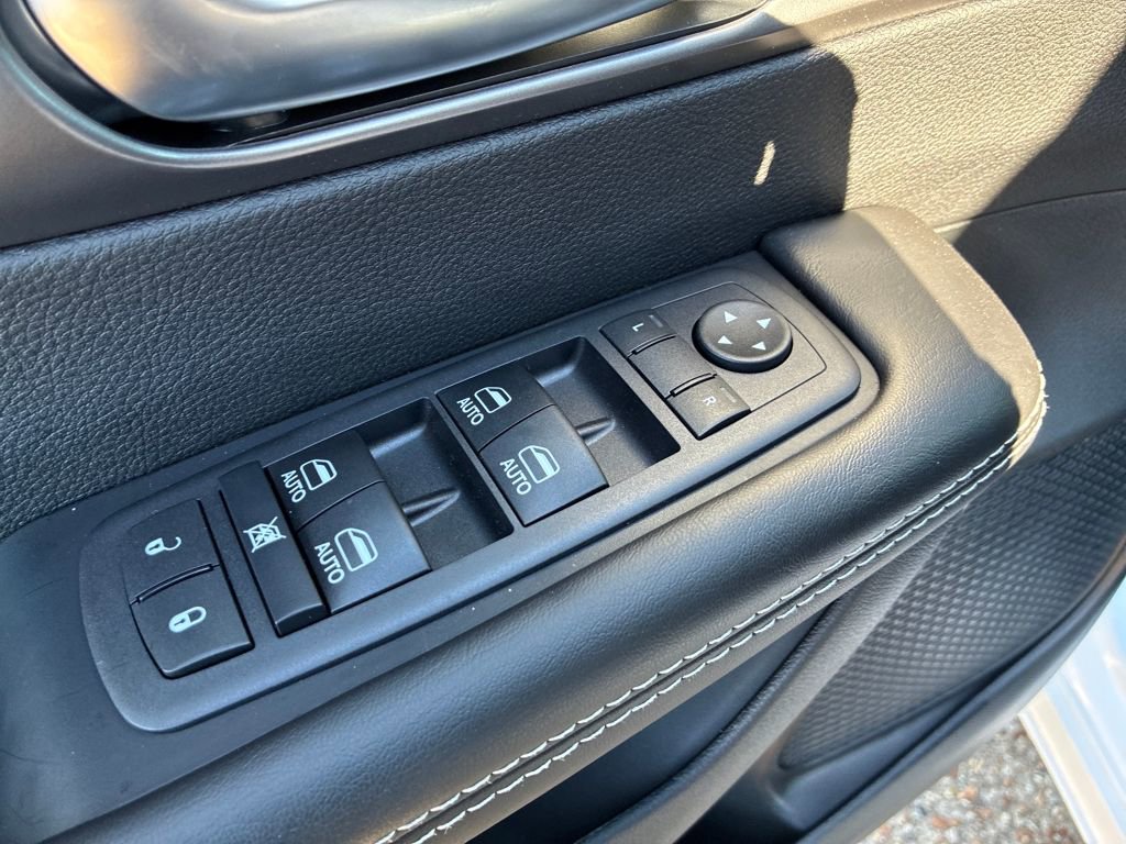 New 2026 Chrysler Pacifica Select image 11