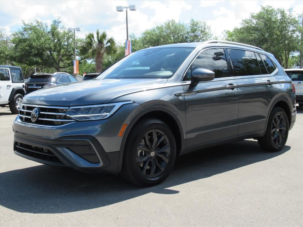 Used 2024 Volkswagen Tiguan SE FWD image 3