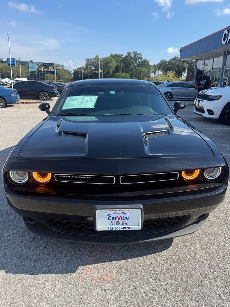 Used 2023 Dodge Challenger SXT RWD image 2