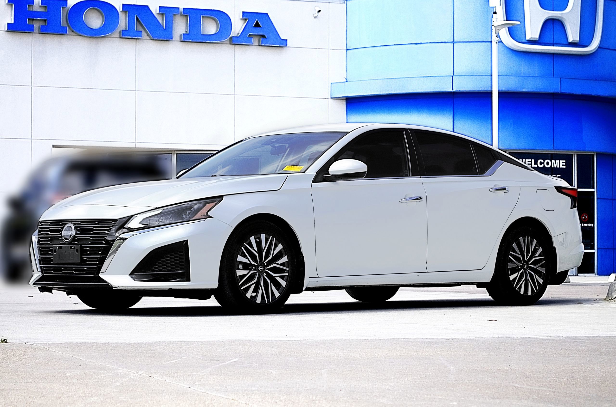 Used 2023 Nissan Altima 2.5 SV FWD image 1