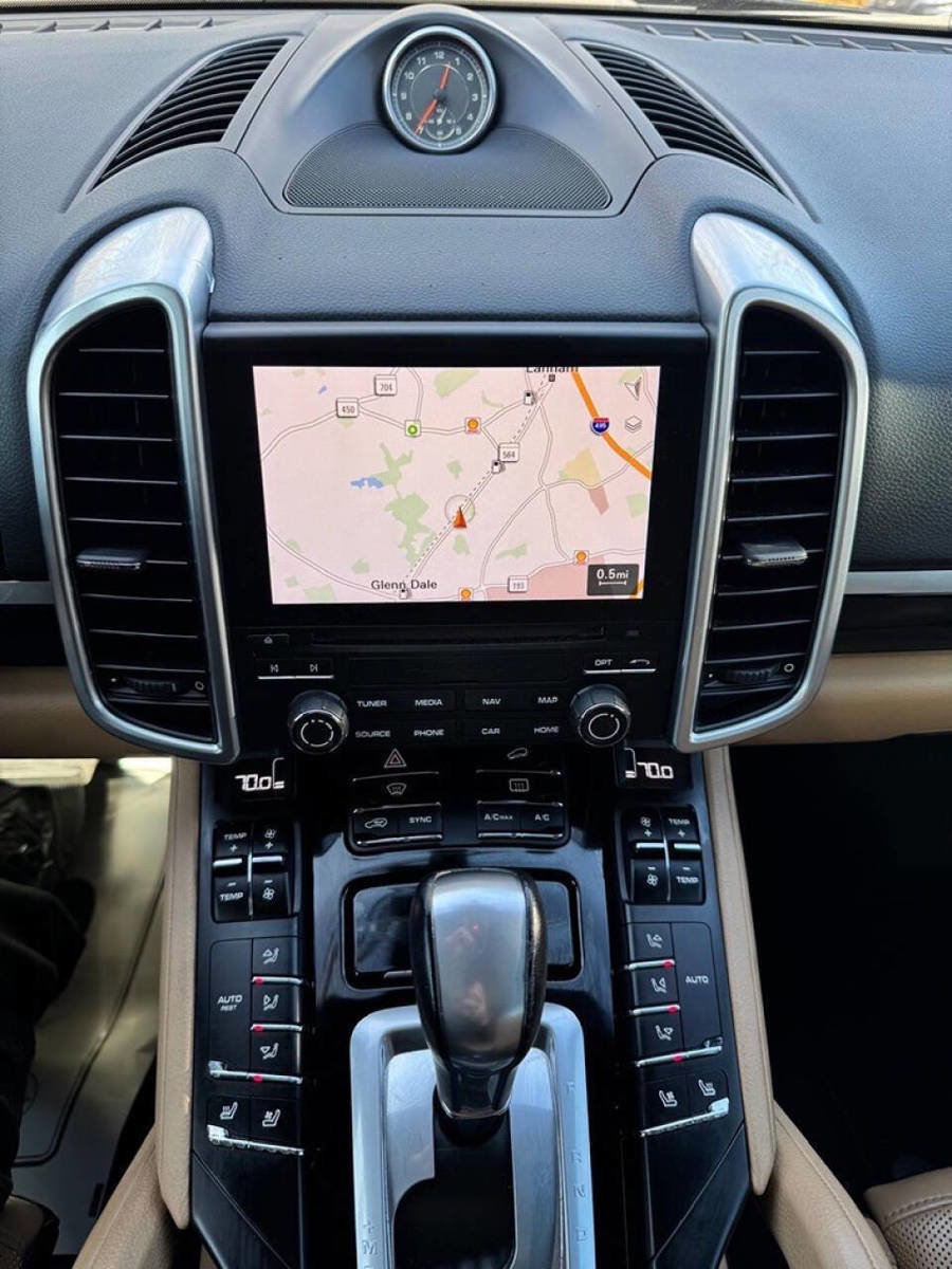 Used 2017 Porsche Cayenne Platinum Edition w/ Premium Package (PJV) AWD/4WD image 18