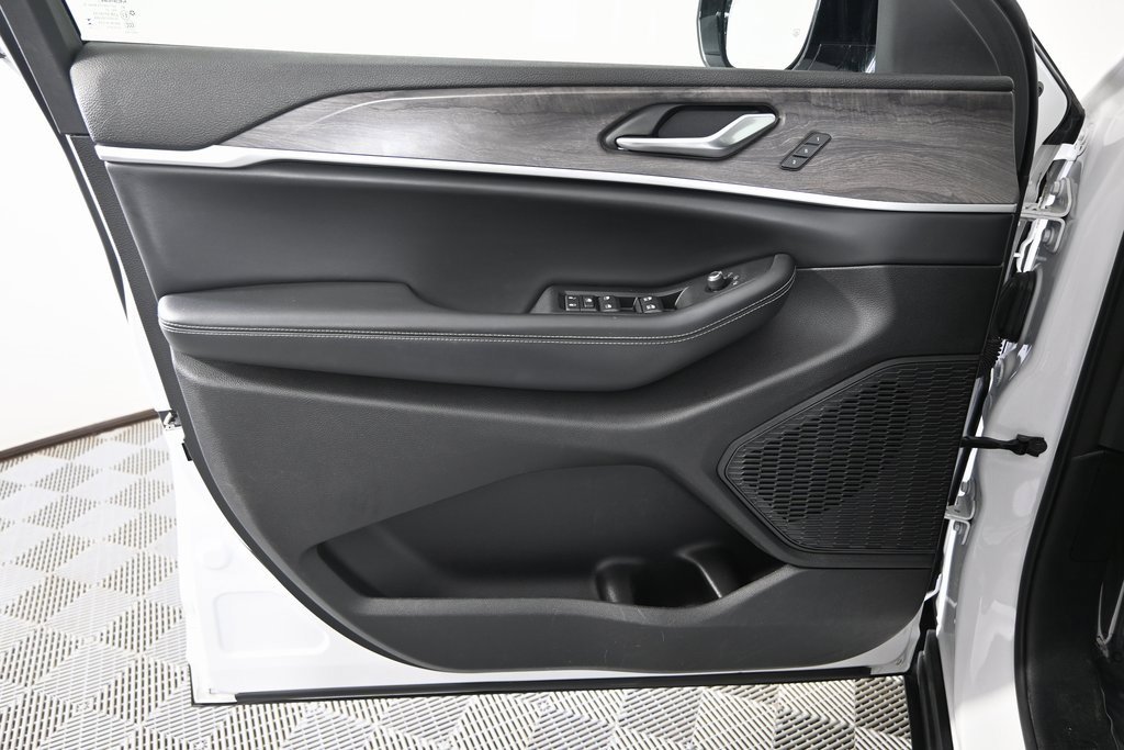 Used 2023 Jeep Grand Cherokee Limited w/ Black Appearance Package image 18