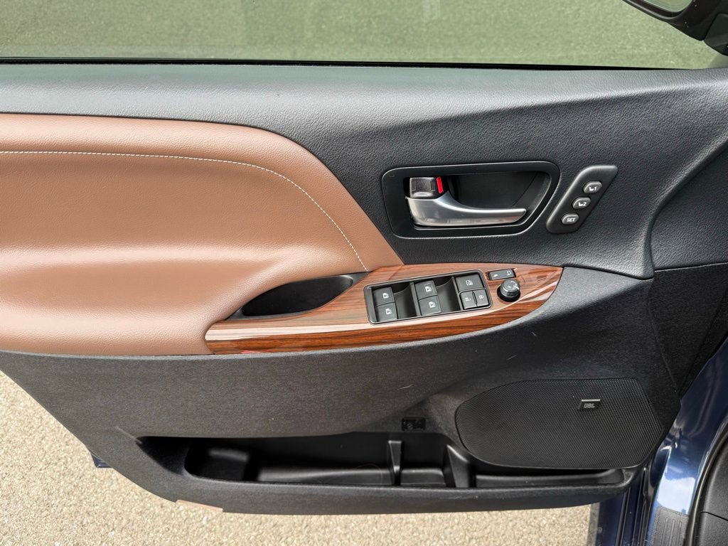 Used 2020 Toyota Sienna Limited Premium image 31