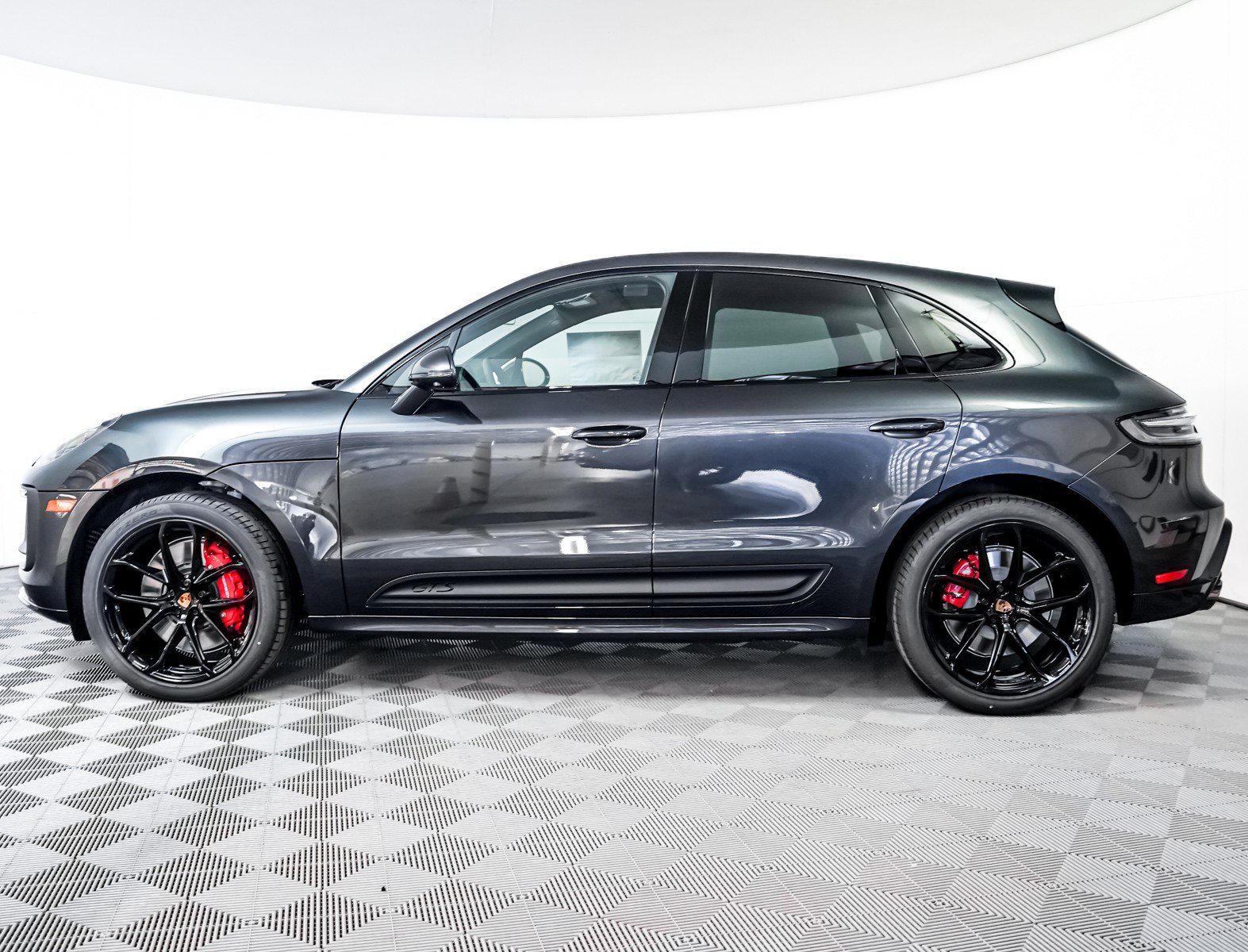 New 2026 Porsche Macan GTS image 2