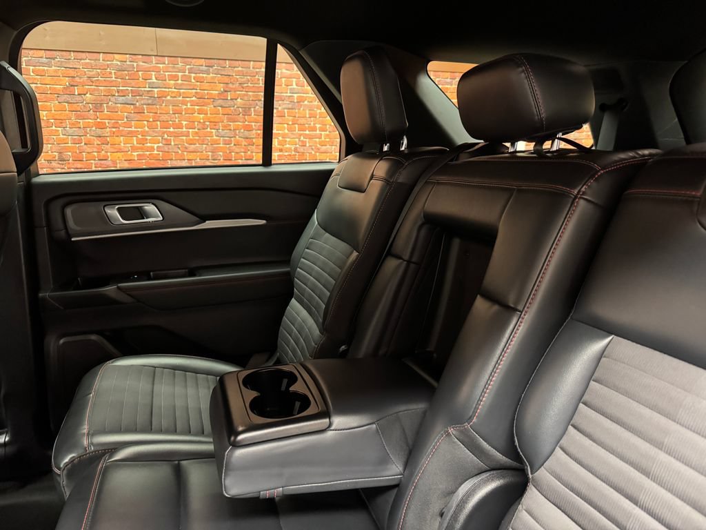 Used 2025 Ford Explorer ST-Line w/ ST-Line Street Pack AWD/4WD image 13