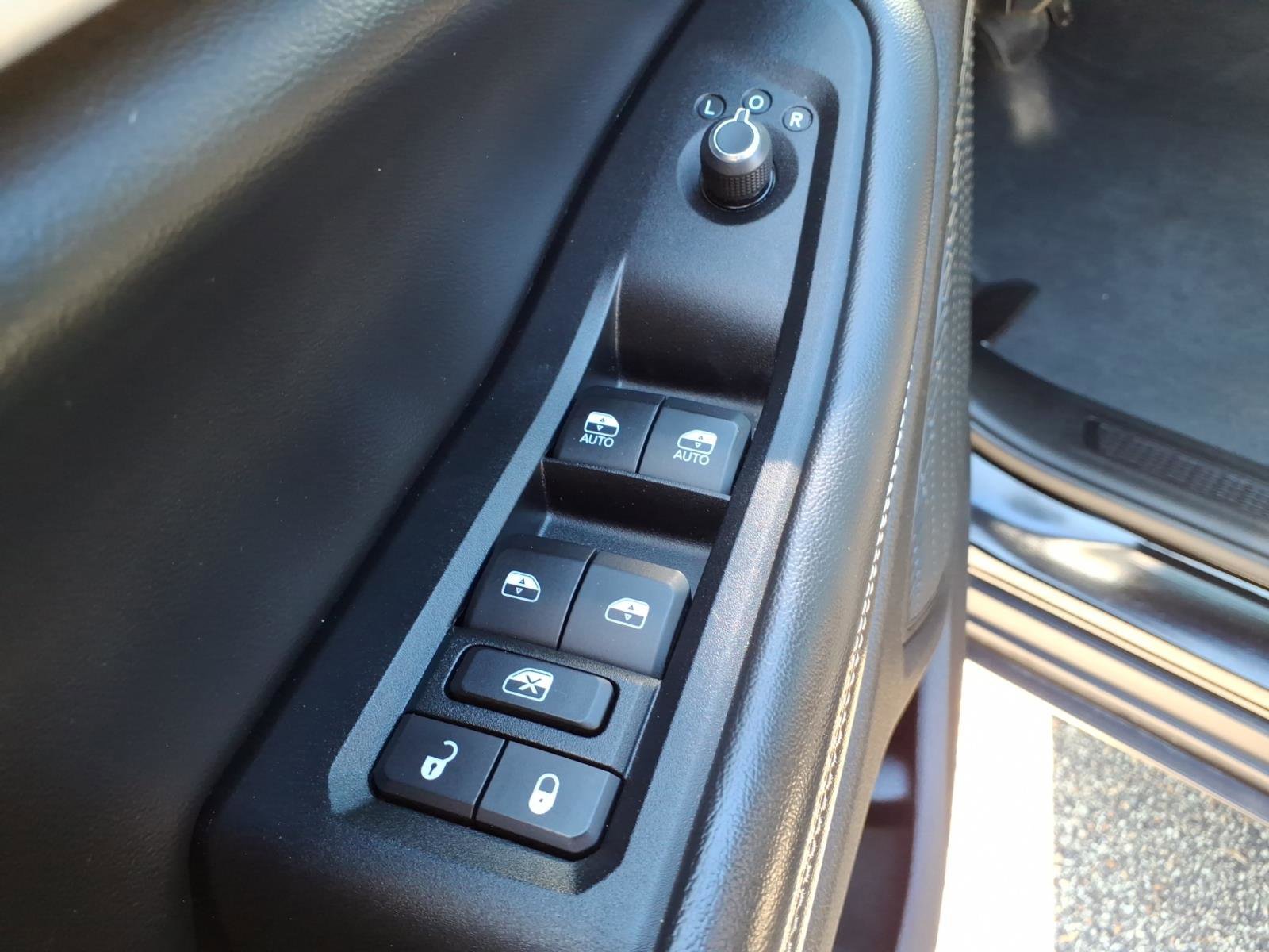 Used 2023 Jeep Grand Cherokee Limited w/ Black Appearance Package AWD/4WD image 22