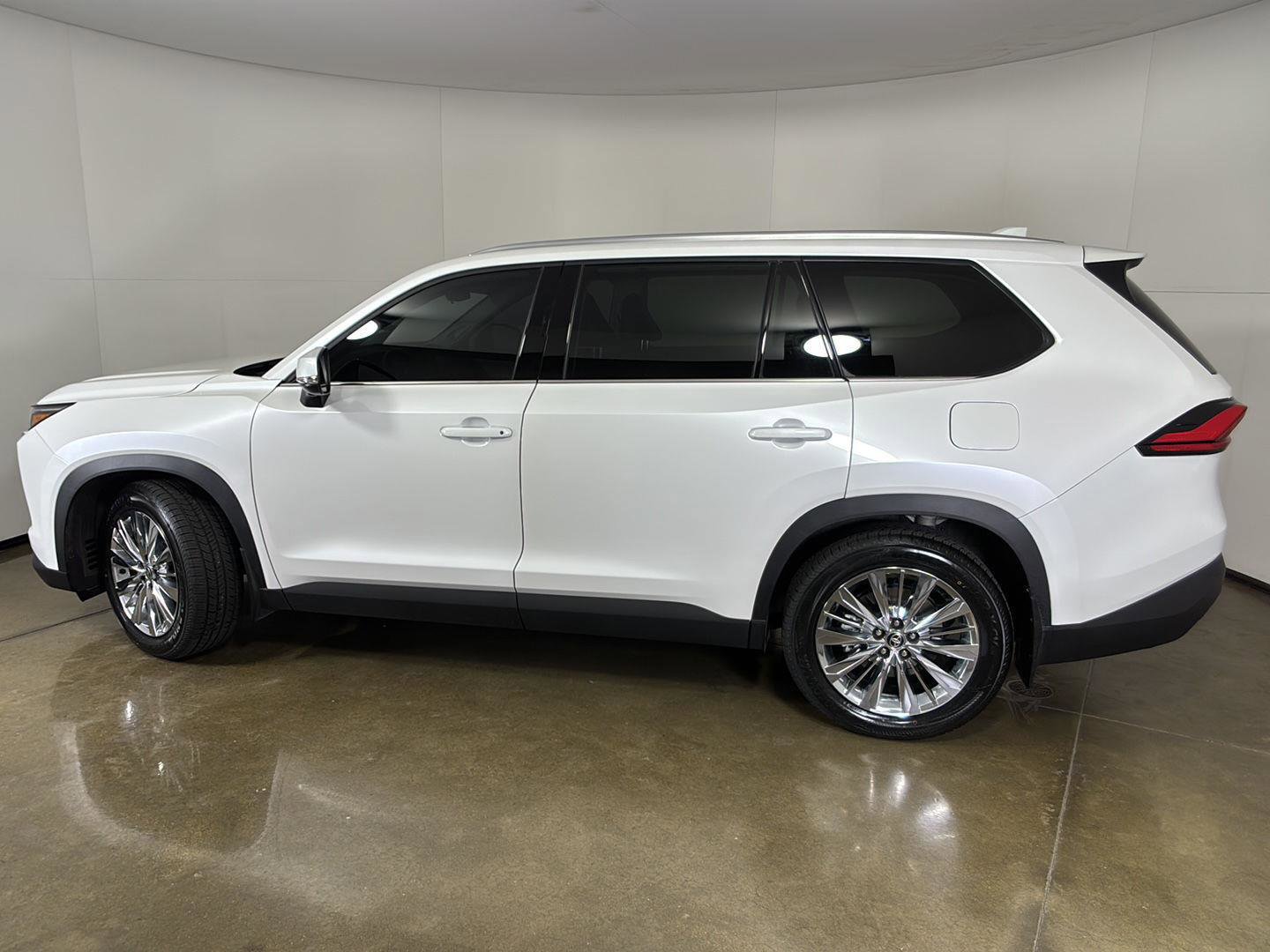 Used 2024 Toyota Grand Highlander AWD image 14