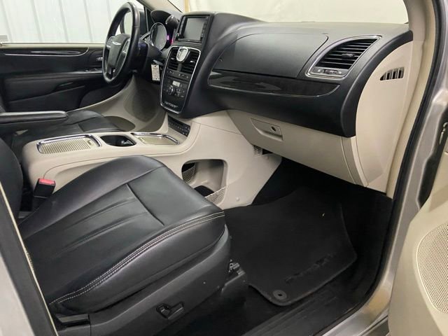 Used 2012 Chrysler Town & Country Touring-L w/ Premium Group FWD image 36