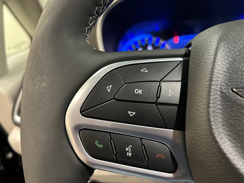 Used 2024 Chrysler Pacifica Touring-L FWD image 21
