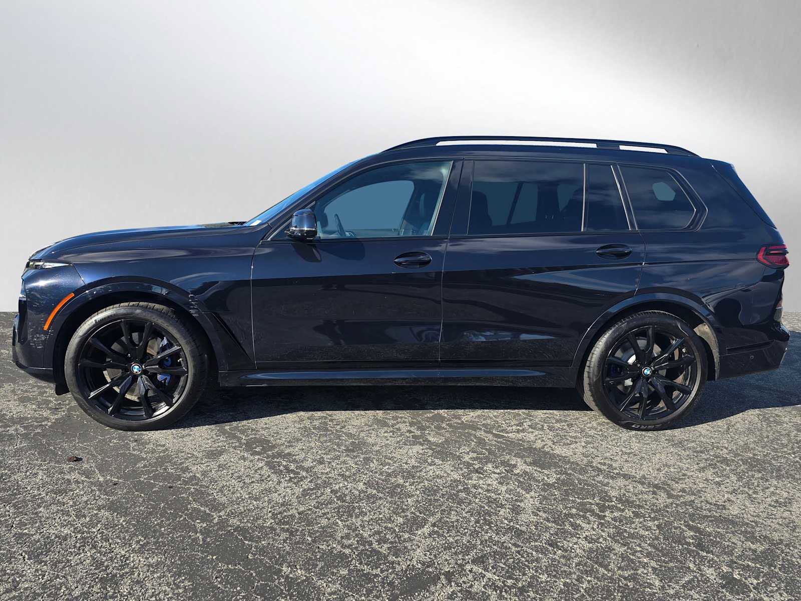Used 2023 BMW X7 xDrive40i w/ M Sport Package image 2