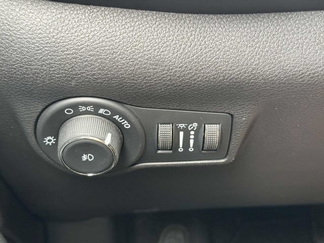 Used 2024 Jeep Compass Latitude w/ Sun and Sound Group AWD/4WD image 30