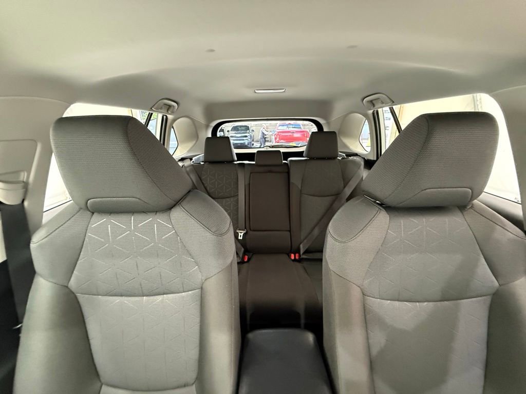 Used 2025 Toyota RAV4 XLE AWD/4WD image 31