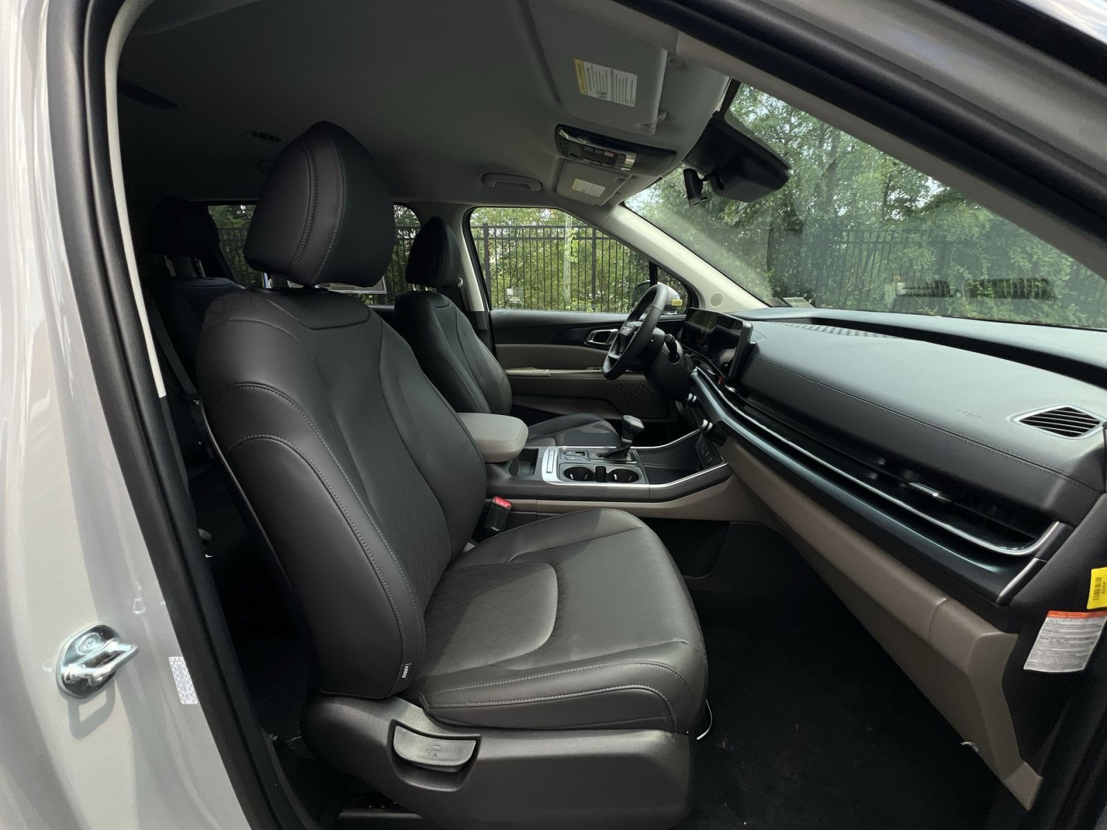 New 2027 Kia Carnival FWD image 33