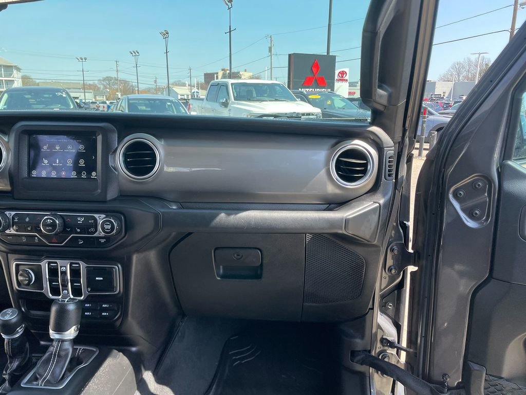 Used 2018 Jeep Wrangler Unlimited Sahara AWD/4WD image 29